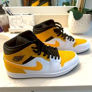 Jordan 1 mid University Gold